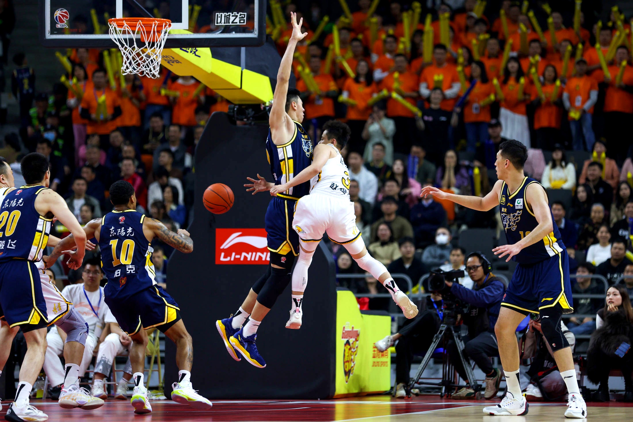 热火险胜辽宁队,詹姆斯带队取胜 热火险胜辽宁队,詹姆斯带队取胜