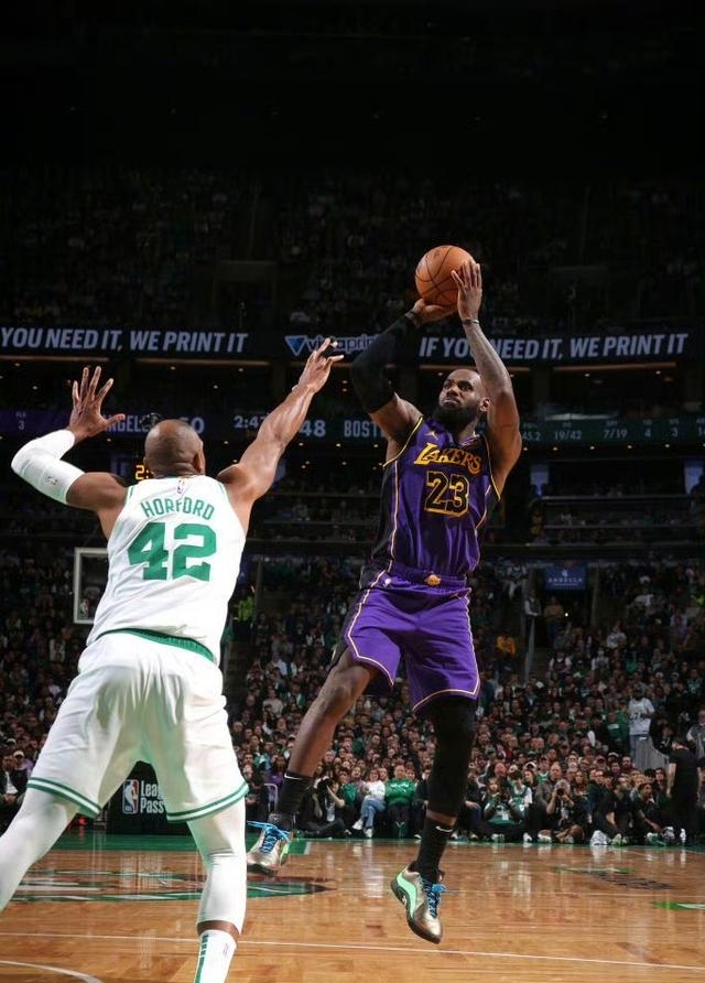 湖人翻盘骑士,范弗利特点燃赛场 湖人翻盘骑士,范弗利特点燃赛场