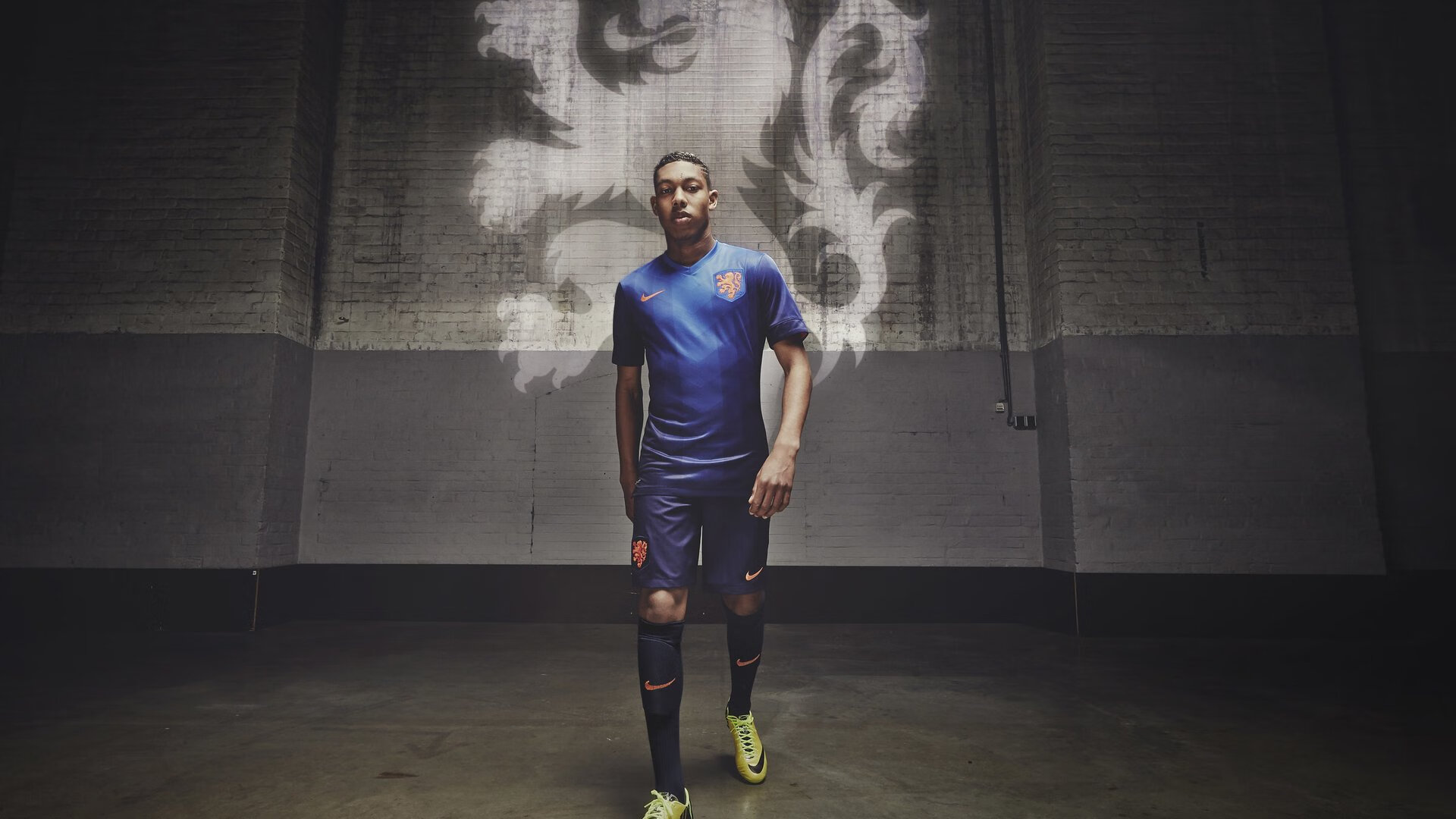 红魔铁蹄踏碎永恒之城,萨内引擎轰鸣巴林赛道—当足球与F1在同一天写下征服叙事